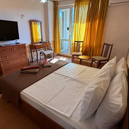 Appartement Guest With Living Room, Dining And Kitchen Next To Center