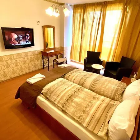 Guest With Living Room, Dining And Kitchen Next To Center *