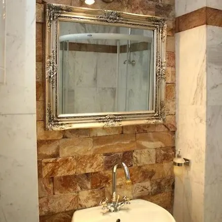 Guest With Living Room, Dining And Kitchen Next To Center דירה