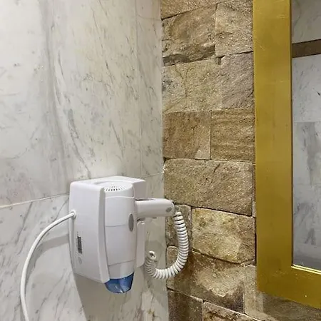 Guest With Living Room, Dining And Kitchen Next To Center דירה
