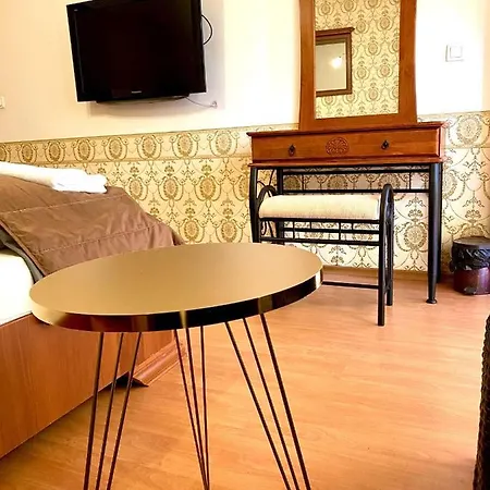Guest With Living Room, Dining And Kitchen Next To Center Sofia