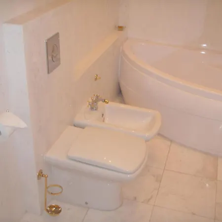 Guest With Living Room, Dining And Kitchen Next To Center Apartment *