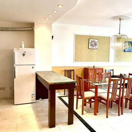 Guest With Living Room, Dining And Kitchen Next To Center סופיה