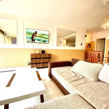 Guest With Living Room, Dining And Kitchen Next To Center Apartment *