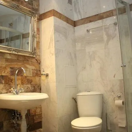 Guest With Living Room, Dining And Kitchen Next To Center סופיה