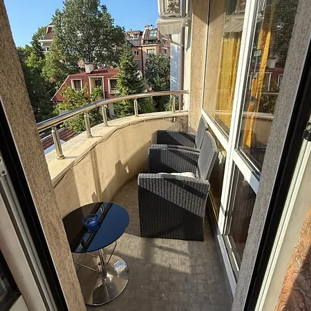 Guest With Living Room, Dining And Kitchen Next To Center Apartament *