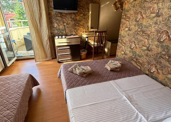 Guest With Living Room, Dining And Kitchen Next To Center Apartament